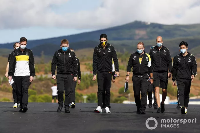 Esteban Ocon, Renault F1, camina por la pista con Guanyu Zhou, piloto de la Renault Sport Academy