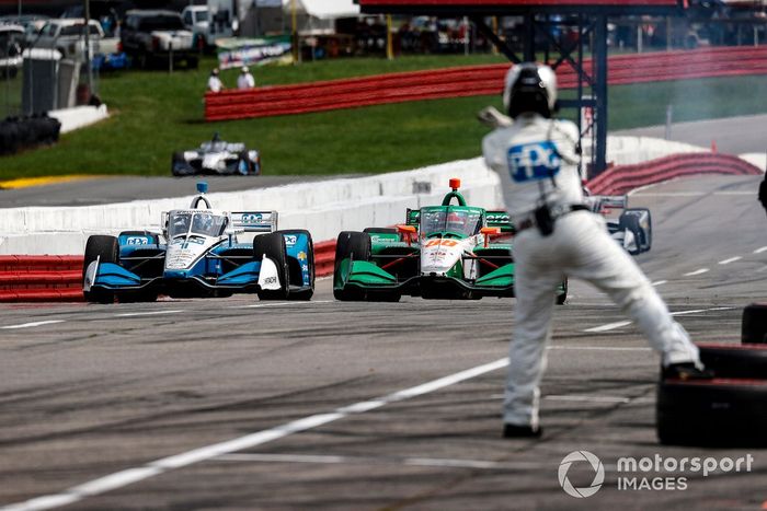 Josef Newgarden, Team Penske Chevrolet, Colton Herta, Andretti Harding Steinbrenner Autosport Honda, pit stop