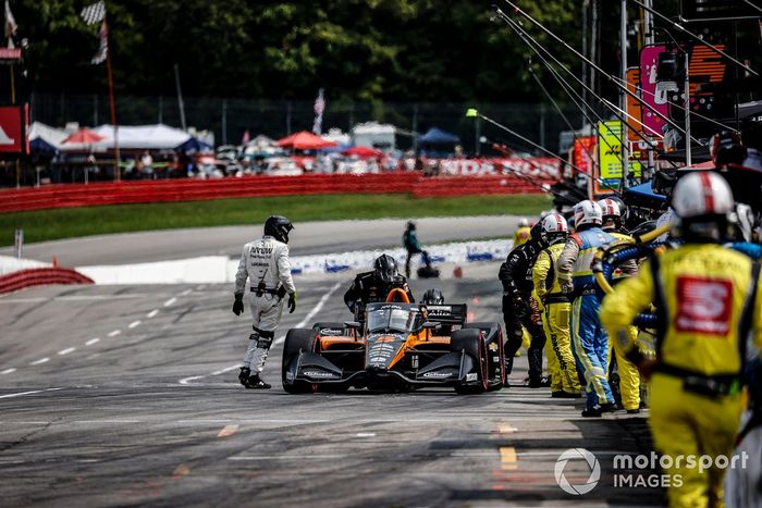 Patricio O'Ward, Arrow McLaren SP Chevrolet, pit stop