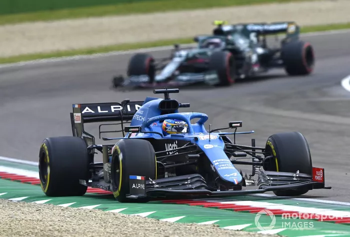 Fernando Alonso, Alpine A521, Sebastian Vettel, Aston Martin AMR21