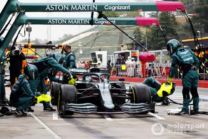Sebastian Vettel, Aston Martin AMR21, en pits