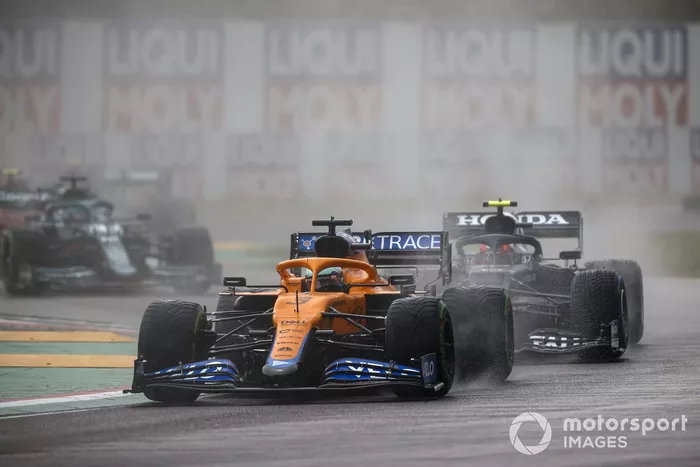 Daniel Ricciardo, McLaren MCL35M, Pierre Gasly, AlphaTauri AT02