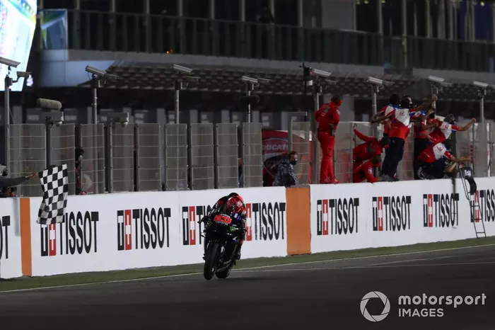 Ganador Fabio Quartararo, Yamaha Factory Racing cruza la meta 