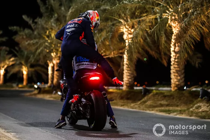 Max Verstappen, Red Bull Racing, se sube a una moto después de retirarse