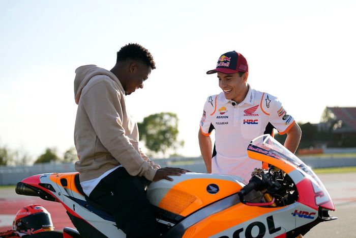 Ansu Fati, FC Barcelona, y Marc Márquez, Repsol Honda Team
