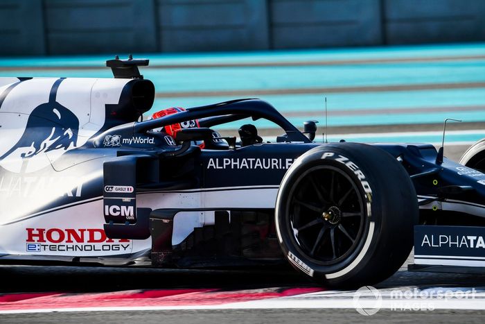 Pierre Gasly, AlphaTauri AT01 adaptado (muleto) con los Pirelli de 18 pulgadas 