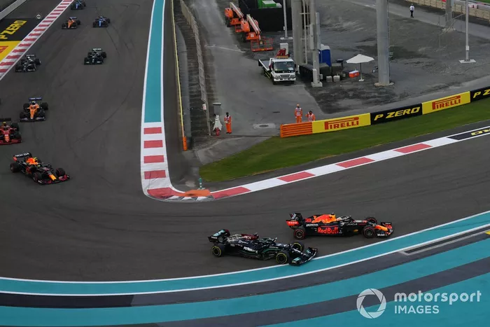 Max Verstappen, Red Bull Racing RB16B, lucha con Lewis Hamilton, Mercedes W12, en la primera vuelta