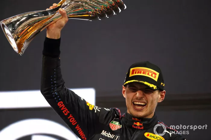 Podio: campeón de pilotos de 2021, Max Verstappen, Red Bull Racing