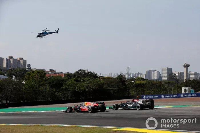 Max Verstappen, Red Bull Racing RB16B, lucha con Lewis Hamilton, Mercedes W12
