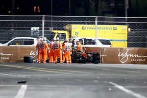 Los comisarios asisten a Lando Norris, McLaren MCL60, tras un accidente