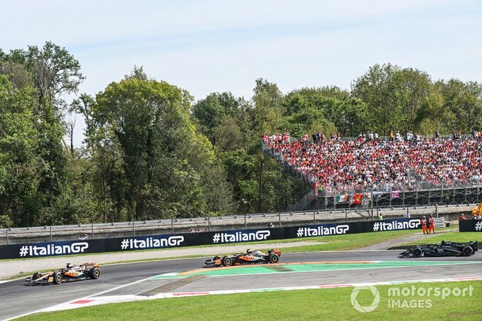 Oscar Piastri, McLaren MCL60, Lando Norris, McLaren MCL60, Lewis Hamilton, Mercedes F1 W14