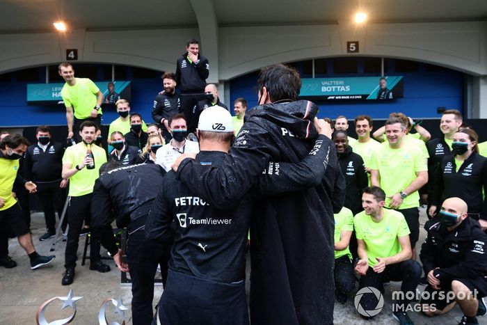 Valtteri Bottas, Mercedes, 1ª posición, y Toto Wolff, director del equipo y consejero delegado de Mercedes AMG, celebran con el equipo Mercedes
