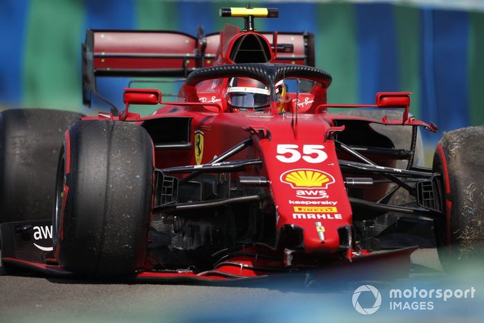 Carlos Sainz Jr., el Ferrari SF21 choca en la clasificación
