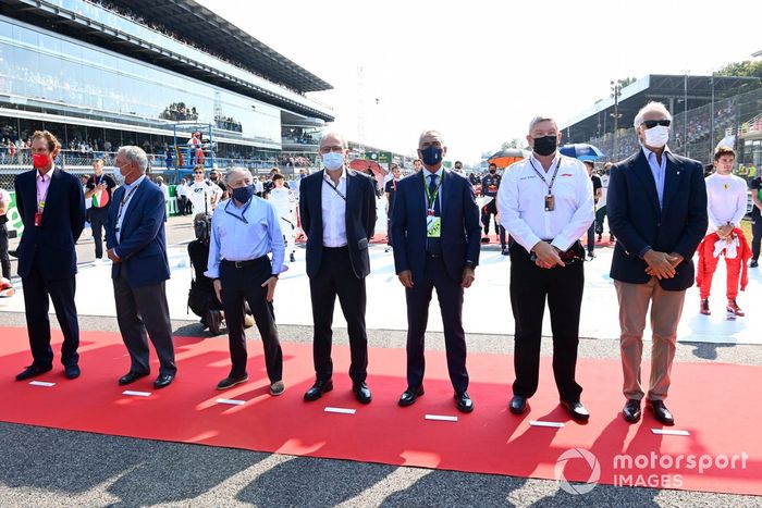 Chase Carey, presidente no ejecutivo de la Fórmula 1, Jean Todt, presidente de la FIA, Stefano Domenicali, director general de la Fórmula 1, Ross Brawn, director general de deportes de motor, y dignatarios en la parrilla antes de la salida