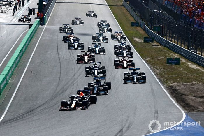 Arrancada: Max Verstappen, Red Bull Racing RB16B, Lewis Hamilton, Mercedes W12, Valtteri Bottas, Mercedes W12, Pierre Gasly, AlphaTauri AT02, Charles Leclerc, Ferrari SF21