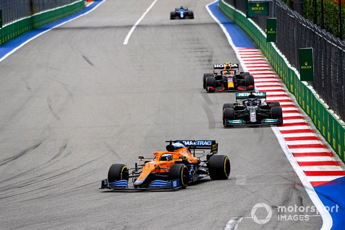 Daniel Ricciardo, McLaren MCL35M, Lewis Hamilton, Mercedes W12, y Sergio Pérez, Red Bull Racing RB16B