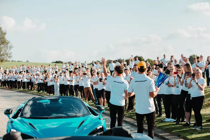 Daniel Ricciardo, McLaren, Lando Norris, McLaren celebran con los miembros del equipo