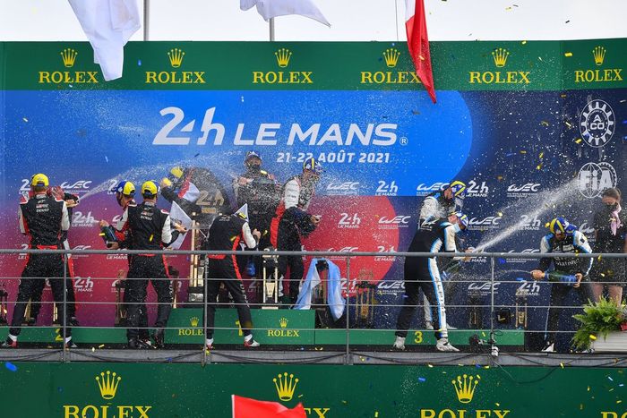 Podio: ganadores #7 Toyota Gazoo Racing Toyota GR010 - Hybrid Hypercar, Mike Conway, Kamui Kobayashi, José María López, segudo lugar #8 Toyota Gazoo Racing Toyota GR010 - Hybrid Hypercar, Sebastien Buemi, Kazuki Nakajima, Brendon Hartley, tercer lugar #36 Alpine Elf Matmut Alpine A480 - Gibson Hypercar of André Negrão, Nicolas Lapierre, Matthieu Vaxiviere