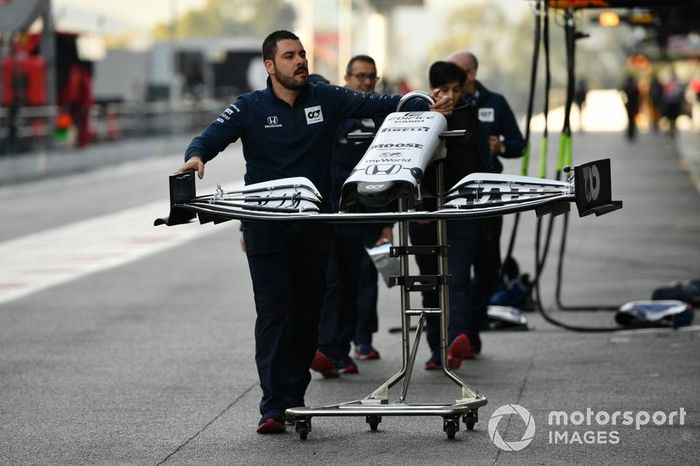 Un mecánico de AlphaTauri con un morro y alerón delantero