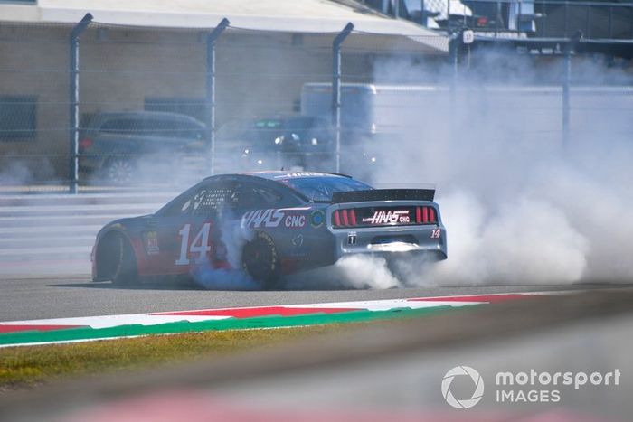 Kevin Magnussen, Haas F1 Team, y Romain Grosjean, Haas F1 Team, se turnan para pilotar en una NASCAR con Tony Stewart