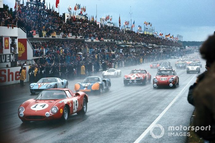 #14 North American Racing Team, Ferrari 250LM: Masten Gregory,  Charlie Kolb en la salida