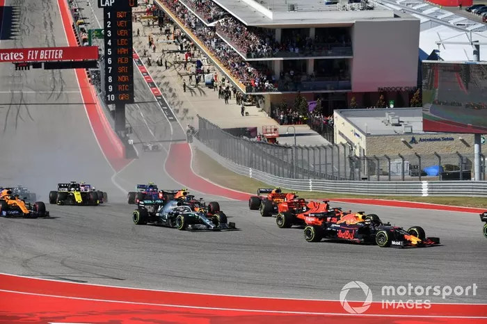 Max Verstappen, Red Bull Racing RB15, precede Sebastian Vettel, Ferrari SF90, Lewis Hamilton, Mercedes AMG F1 W10, Charles Leclerc, Ferrari SF90, Lando Norris, McLaren MCL34, Alexander Albon, Red Bull RB15, e il resto del gruppo, alla partenza