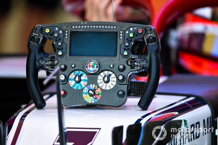 El volante de Kimi Raikkonen, Alfa Romeo Racing C38 