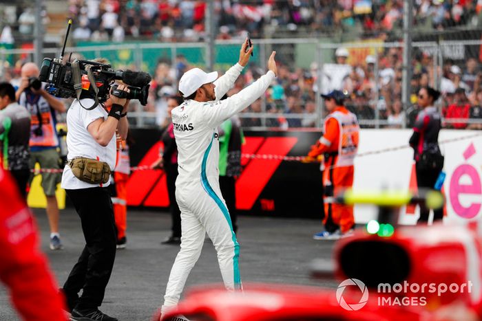 Lewis Hamilton, Mercedes AMG F1, celebra en el Parc Ferme luego de asegurar su quinto campeonato mundial de pilotos