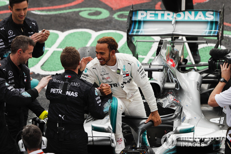 Lewis Hamilton, Mercedes AMG F1, celebra convertirse en Campeón por quinta vez con su equipo