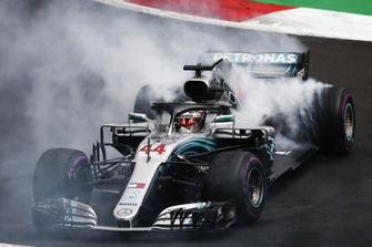 Lewis Hamilton, Mercedes AMG F1 W09 EQ Power+, fait des donuts pour fêter son cinquième titre