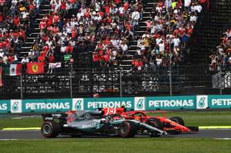 Lewis Hamilton, Mercedes-AMG F1 W09 ve Kimi Raikkonen, Ferrari SF71H battle