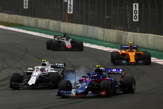 Pierre Gasly, Scuderia Toro Rosso STR13, leads Sergey Sirotkin, Williams FW41, Stoffel Vandoorne, McLaren MCL33, and Romain Grosjean, Haas F1 Team VF-18