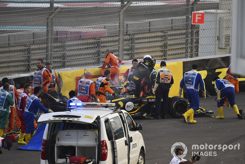 L'équipe médicale et les commissaires viennent en aident à Nico Hulkenberg, Renault Sport F1 Team R.S. 18 après son accident du premier tour