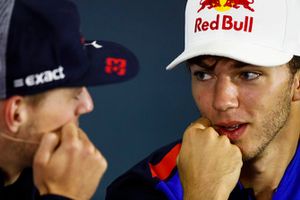 Pierre Gasly, Toro Rosso, en Max Verstappen, Red Bull Racing, in de persconferentie