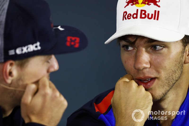 Pierre Gasly, Toro Rosso, y Max Verstappen, Red Bull Racing, en la conferencia de prensa