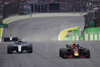 Max Verstappen, Red Bull Racing RB14, devant Lewis Hamilton, Mercedes AMG F1 W09 EQ Power+