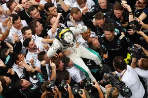 Yarış galibi Lewis Hamilton, Mercedes AMG F1 ve takım Parc Ferme'de şampiyonluğu kutluyor