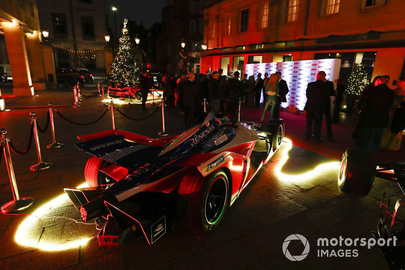 Una monoposto Mahindra di Formula E, sul tappeto rosso