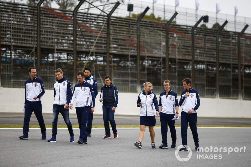 Sergey Sirotkin, Williams Racing, ispeziona il circuito con i colleghi