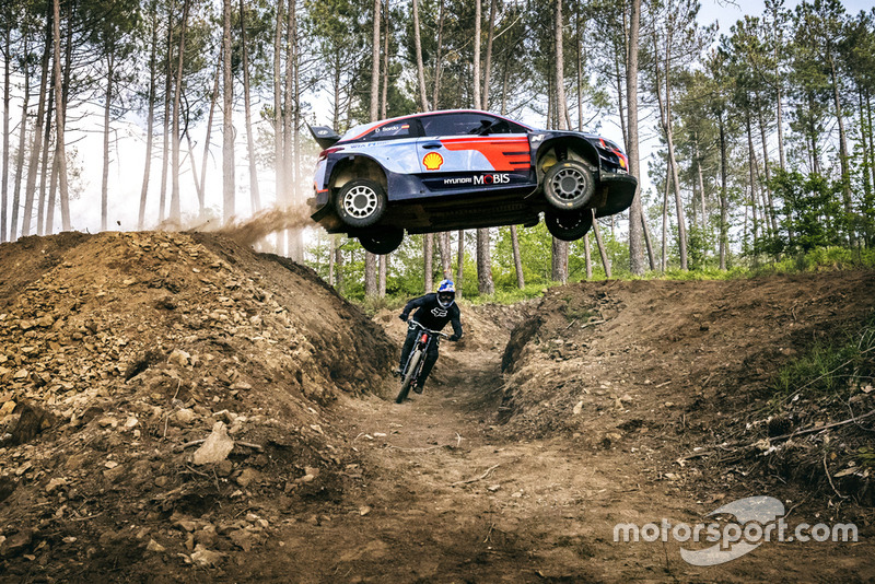 Dani Sordo y Andreu Lacondeguy, en el reto del WRC contra la MTB