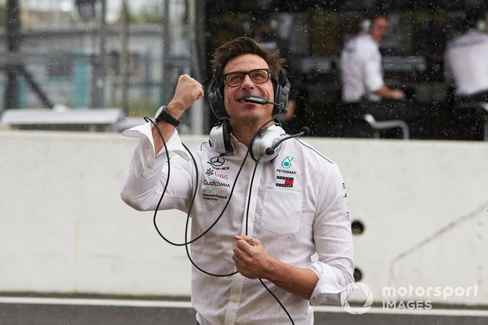 Toto Wolff, Mercedes AMG F1 Director de Motorsport, celebra la pole para Lewis Hamilton, Mercedes AMG F1