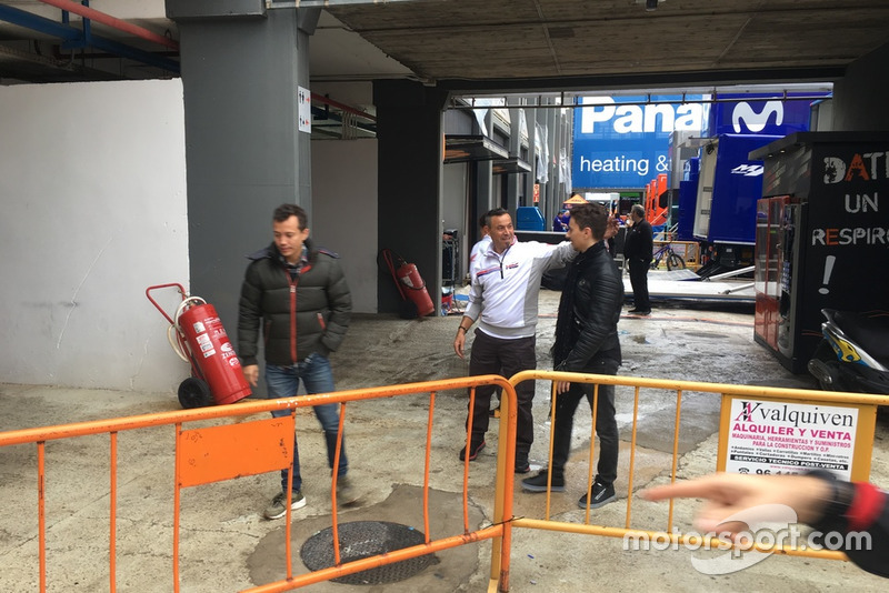 Jorge Lorenzo loopt voor het eerst de pitbox van Honda binnen