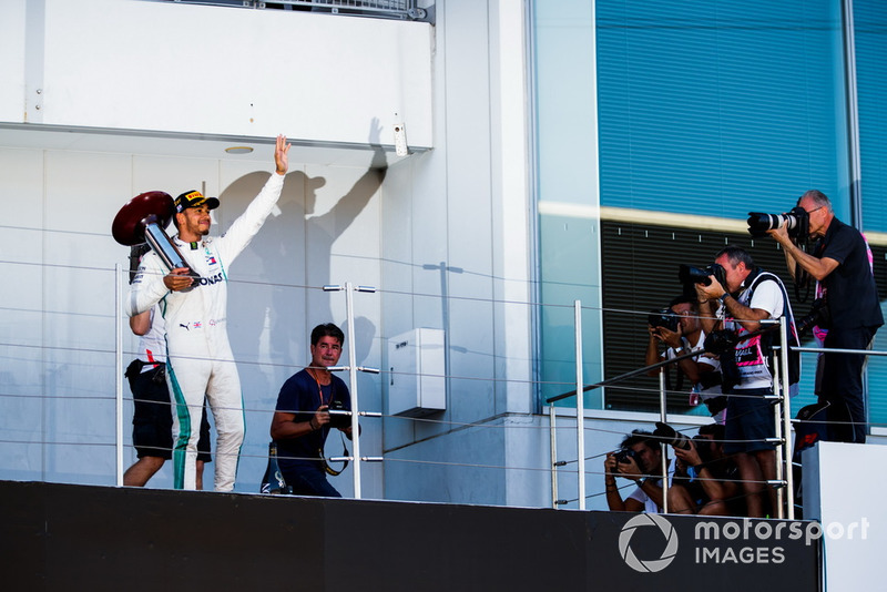 Il vincitore della gara Lewis Hamilton, Mercedes AMG F1, sul podio