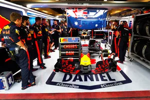 Il team Red Bull con un messaggio per Daniel Ricciardo, Red Bull Racing RB14, nel garage