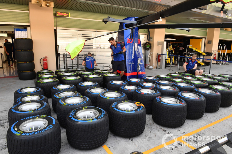 Des pneus Pirelli dans le garage Scuderia Toro Rosso