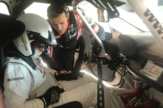 Luca Filippi parla con Franco Nugnes, direttore di Motorsport.com Italia, al volante della Hyundai i30 N TCR