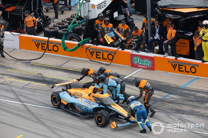 Alexander Rossi, Arrow McLaren Chevrolet, Kyle Kirkwood, Andretti Autosport Honda chocan en boxes