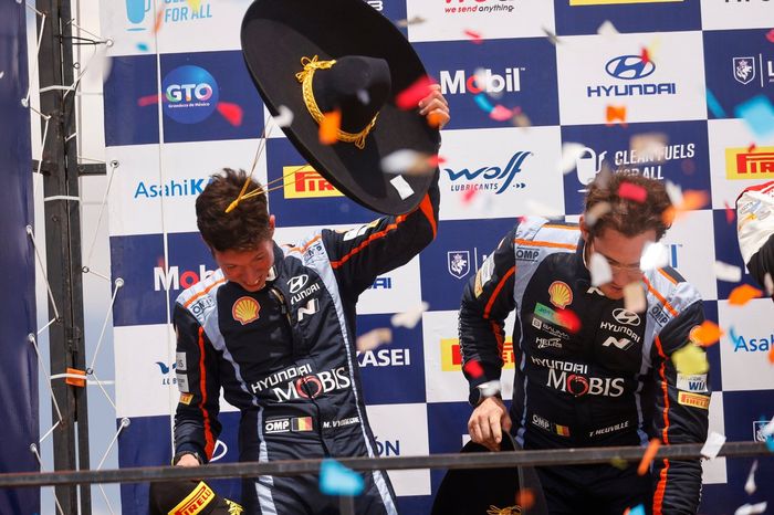 Podio: segundo puesto Thierry Neuville, Martijn Wydaeghe, Hyundai World Rally Team Hyundai i20 N Rally1