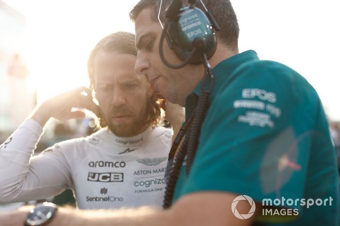 Sebastian Vettel, Aston Martin, en la parrilla con su ingeniero