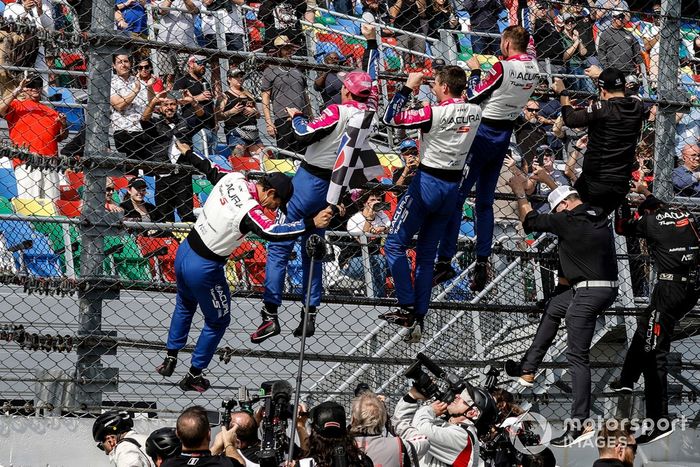 #60 Meyer Shank Racing c/ Curb Agajanian Acura ARX-06: Tom Blomqvist, Colin Braun, Helio Castroneves, Simon Pagenaud celebrando su victoria